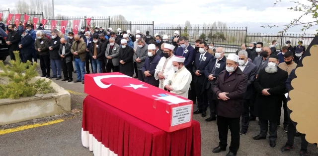 Görev şehidi İnfaz ve Koruma Memuru Soner Hayta memleketi Erzurum'da son yolculuğuna uğurlandı