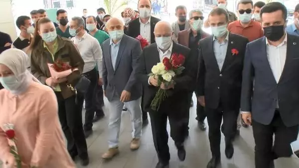 HAK-İŞ GENEL BAŞKANINDAN, SAĞLIK ÇALIŞANLARINA KARANFİL