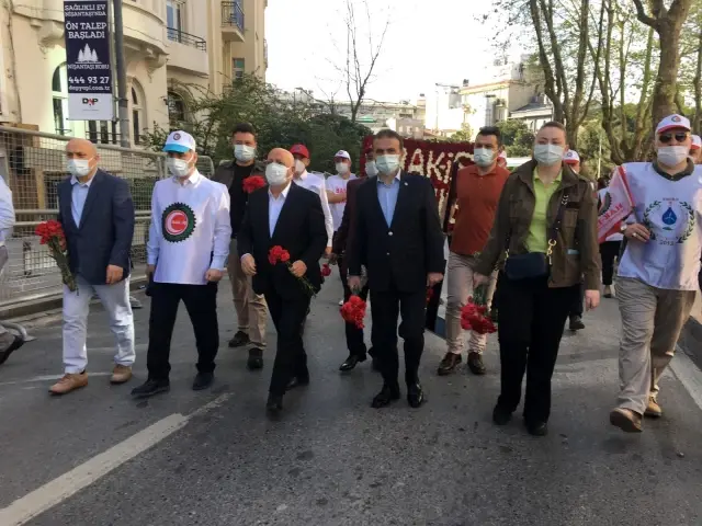 HAK-İŞ, TAKSİM CUMHURİYET ANITI'NA ÇELENK BIRAKTI -2