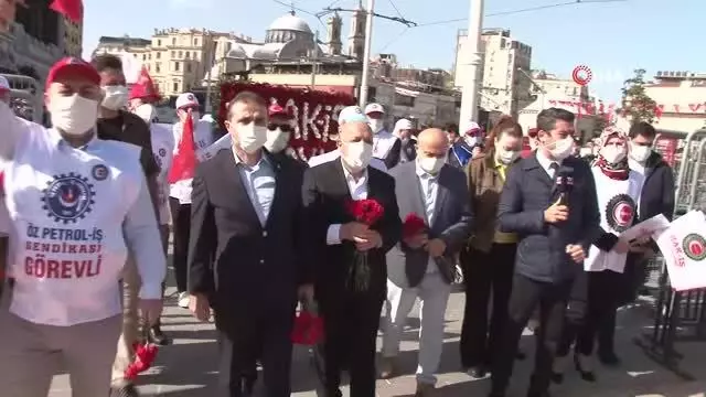 HAK-İŞ, TAKSİM CUMHURİYET ANITI'NA ÇELENK BIRAKTI -2