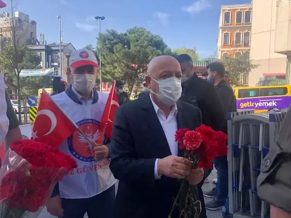 HAK-İŞ, TAKSİM CUMHURİYET ANITI'NA ÇELENK BIRAKTI -2