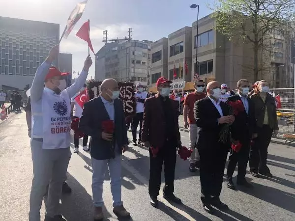 HAK-İŞ, TAKSİM CUMHURİYET ANITI'NA ÇELENK BIRAKTI -2