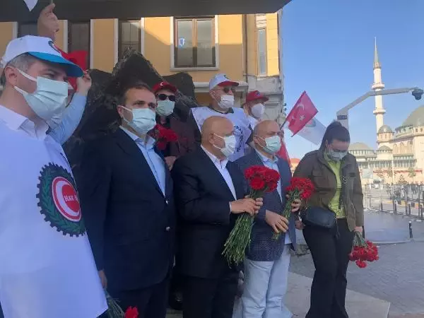 HAK-İŞ, TAKSİM CUMHURİYET ANITI'NA ÇELENK BIRAKTI -2