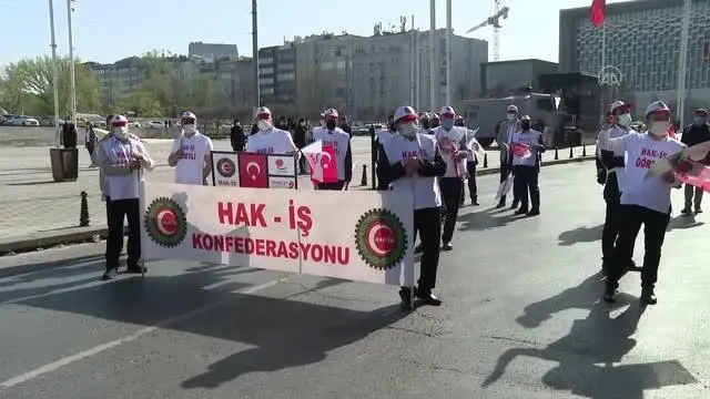 HAK-İŞ, TAKSİM CUMHURİYET ANITI'NA ÇELENK BIRAKTI -2