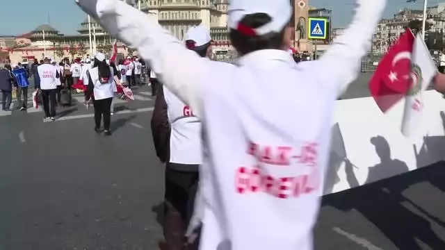 HAK-İŞ, TAKSİM CUMHURİYET ANITI'NA ÇELENK BIRAKTI -2