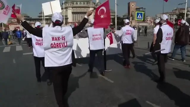 HAK-İŞ, TAKSİM CUMHURİYET ANITI'NA ÇELENK BIRAKTI -2