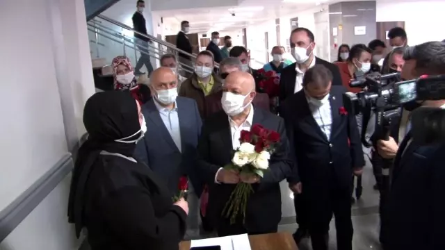 Hak-İş üyelerinden sağlık çalışanlarına karanfil Hak-İş üyelerinden sağlık çalışanlarına karanfil