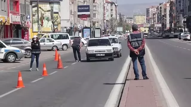 Başkentte 'tam kapanma'nın ikinci gününde sessizlik hakim Başkentte 'tam kapanma'nın ikinci gününde sessizlik hakim