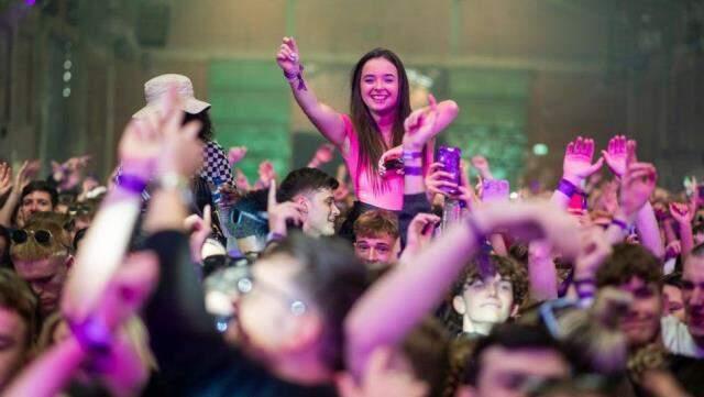İngiltere'de maske ve sosyal mesafesiz 6 bin kişilik festival! Çılgınlar gibi eğlendiler İngiltere'de maske ve sosyal mesafesiz 6 bin kişilik festival! Çılgınlar gibi eğlendiler