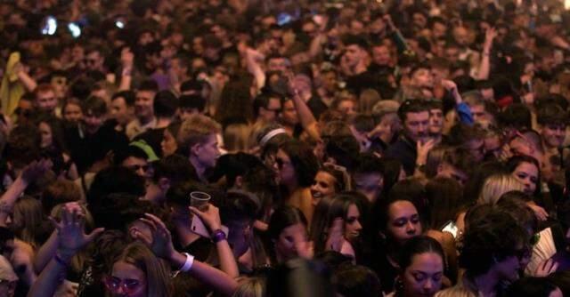 İngiltere'de maske ve sosyal mesafesiz 6 bin kişilik festival! Çılgınlar gibi eğlendiler İngiltere'de maske ve sosyal mesafesiz 6 bin kişilik festival! Çılgınlar gibi eğlendiler