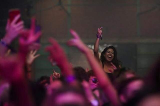 İngiltere'de maske ve sosyal mesafesiz 6 bin kişilik festival! Çılgınlar gibi eğlendiler İngiltere'de maske ve sosyal mesafesiz 6 bin kişilik festival! Çılgınlar gibi eğlendiler
