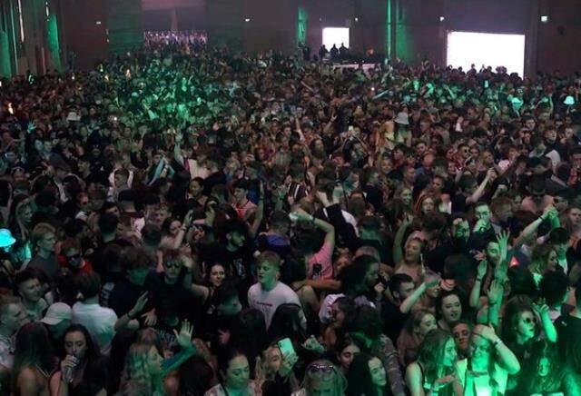 İngiltere'de maske ve sosyal mesafesiz 6 bin kişilik festival! Çılgınlar gibi eğlendiler İngiltere'de maske ve sosyal mesafesiz 6 bin kişilik festival! Çılgınlar gibi eğlendiler