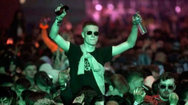 İngiltere'de maske ve sosyal mesafesiz 6 bin kişilik festival! Çılgınlar gibi eğlendiler İngiltere'de maske ve sosyal mesafesiz 6 bin kişilik festival! Çılgınlar gibi eğlendiler