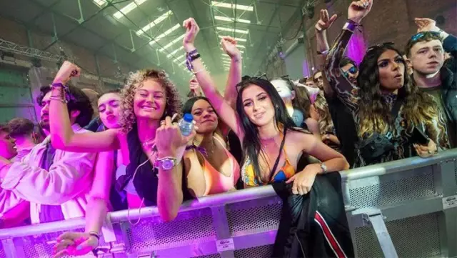 İngiltere'de maske ve sosyal mesafesiz 6 bin kişilik festival! Çılgınlar gibi eğlendiler İngiltere'de maske ve sosyal mesafesiz 6 bin kişilik festival! Çılgınlar gibi eğlendiler