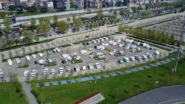 İSTANBUL'DA TAM KAPANMAYI KARAVANLARINDA GEÇİRİYORLAR İSTANBUL'DA TAM KAPANMAYI KARAVANLARINDA GEÇİRİYORLAR