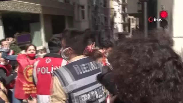 İstiklal Caddesi'ne çıkmak isteyen eylemcilere polis müdahalesi İstiklal Caddesi'ne çıkmak isteyen eylemcilere polis müdahalesi