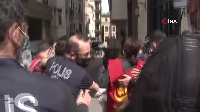 İstiklal Caddesi'ne çıkmak isteyen eylemcilere polis müdahalesi