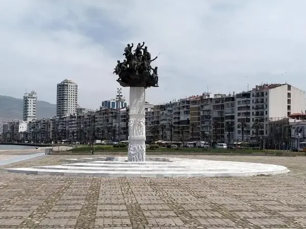 Son dakika haberleri... İzmir'de izinsiz 1 Mayıs gösterilerine 10 gözaltı (2)