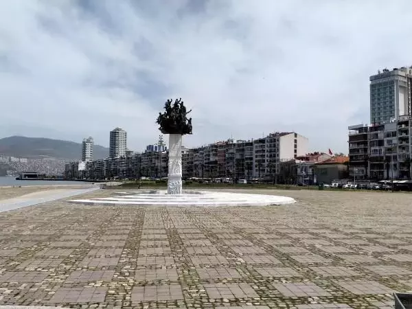 Son dakika haberleri... İzmir'de izinsiz 1 Mayıs gösterilerine 10 gözaltı (2)