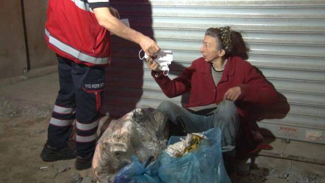 Kanalizasyon çukuruna düşen yaşlı kadının imdat çığlıklarına mahalleli yetişti