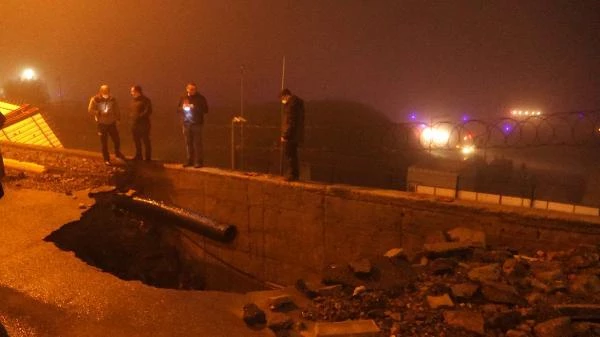 Karadeniz Sahil Yolu'nda ana isale hattı patladı; havalimanı demir korkuluğu devirildi, asfalt çöktü
