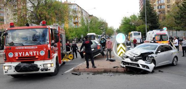 Kayseri'de iki otomobilin çarpıştığı kaza kamerada; 3 yaralı Kayseri'de iki otomobilin çarpıştığı kaza kamerada; 3 yaralı