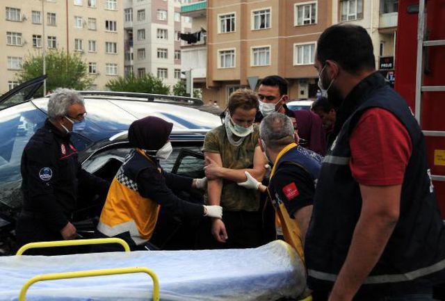 Kayseri'de iki otomobilin çarpıştığı kaza kamerada; 3 yaralı Kayseri'de iki otomobilin çarpıştığı kaza kamerada; 3 yaralı