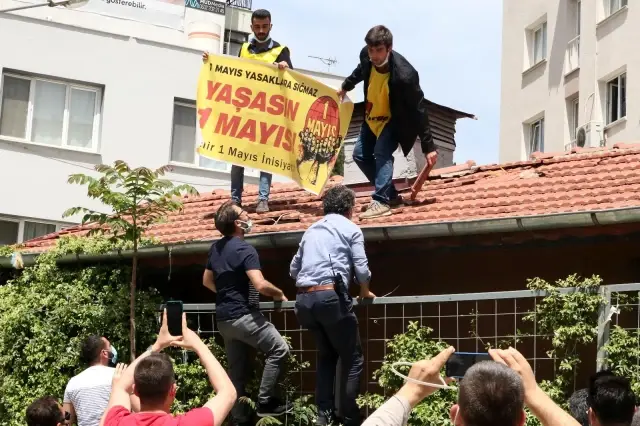 Kendisini çatıdan indirmek isteyen polise 'Belki Covidsin; gelme' diye bağırdı