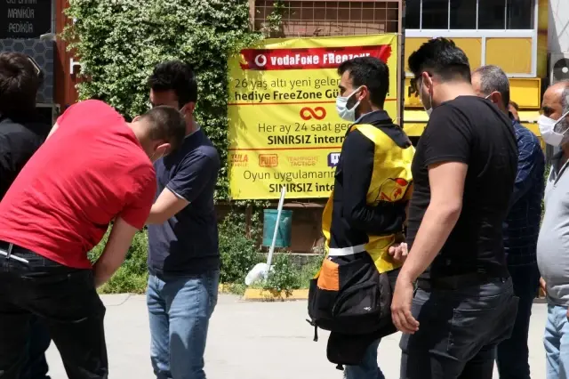 Kendisini çatıdan indirmek isteyen polise 'Belki Covidsin; gelme' diye bağırdı