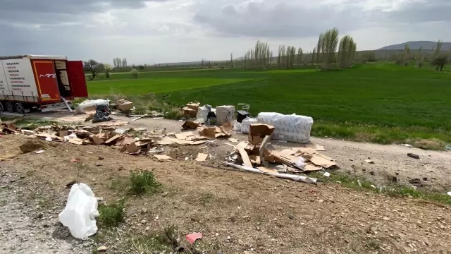 Kontrolden çıkan tır, tarım arazisine devrildi Kontrolden çıkan tır, tarım arazisine devrildi