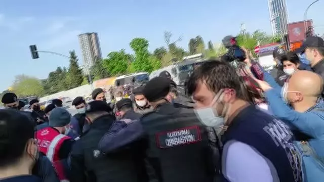 Taksim Meydanı'na izinsiz yürümek isteyen gruplara müdahale edildi