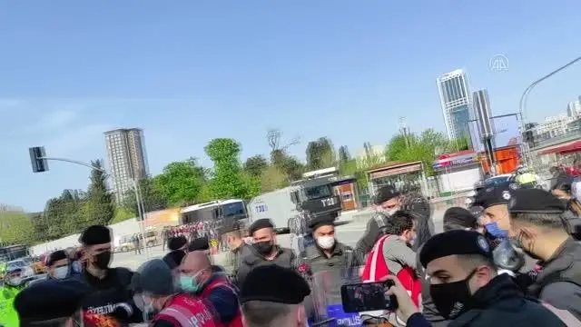 Taksim Meydanı'na izinsiz yürümek isteyen gruplara müdahale edildi