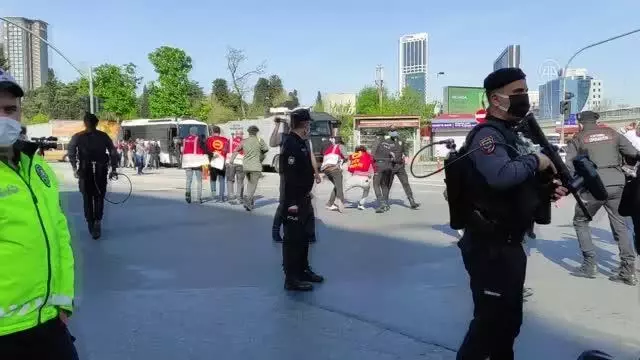 Taksim Meydanı'na izinsiz yürümek isteyen gruplara müdahale edildi
