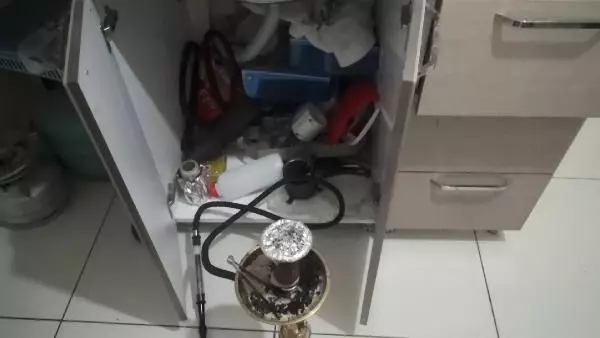 Kürtaj ve hacamat yapılan kaçak iş yerine yapılan baskında yakayı ele verdiler Kürtaj ve hacamat yapılan kaçak iş yerine yapılan baskında yakayı ele verdiler