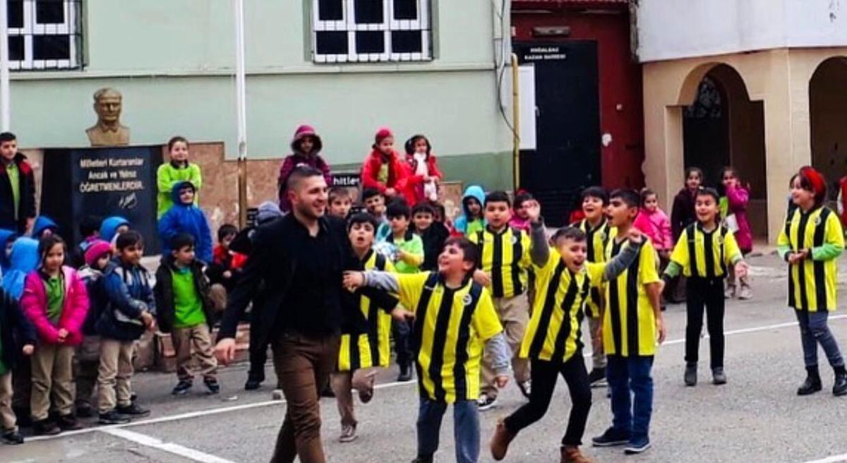 Ozan Tufan ve Rojin Tufan'dan 'El Birliği Projesi' ile Hataylı öğrencilere kütüphane desteği