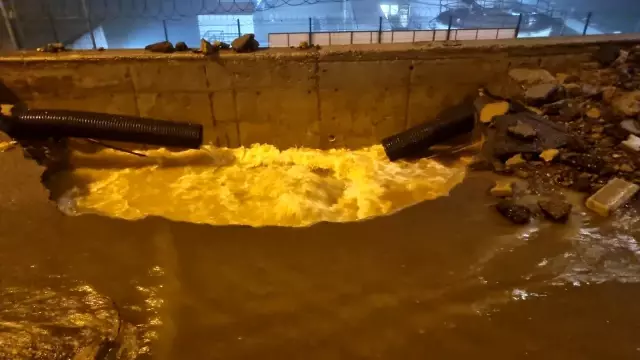 Patlayan su borusu patladı, yol trafiğe kapandı