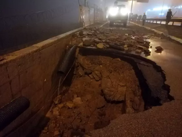 Patlayan su borusu patladı, yol trafiğe kapandı