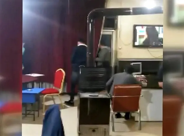 Polis baskın yapınca balkona saklanmak istedi, kameralara yakalandı Polis baskın yapınca balkona saklanmak istedi, kameralara yakalandı