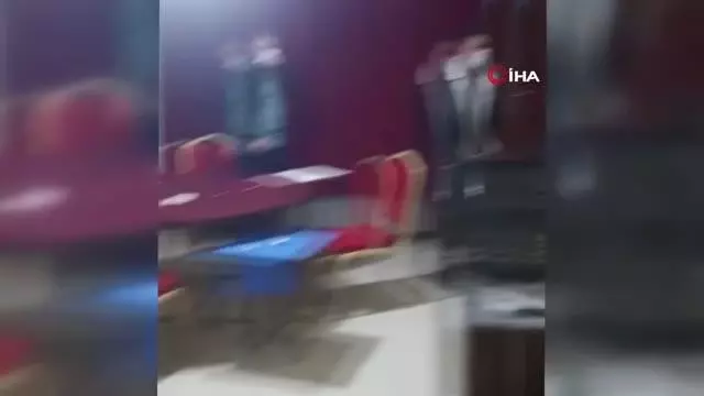 Polis baskın yapınca balkona saklanmak istedi, kameralara yakalandı Polis baskın yapınca balkona saklanmak istedi, kameralara yakalandı