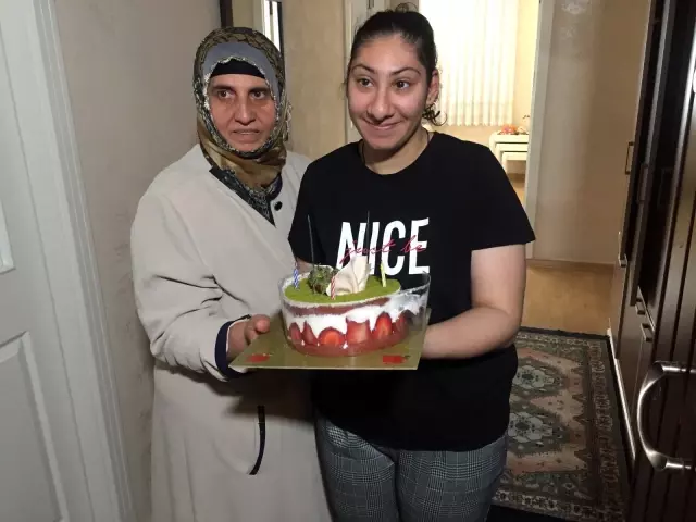 Polis Senanur'un hem annesi hem babası olup doğum gününü kutladı