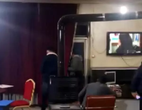 POLİSİ GÖRÜNCE BALKONDAN KAÇMAYA ÇALIŞTI POLİSİ GÖRÜNCE BALKONDAN KAÇMAYA ÇALIŞTI