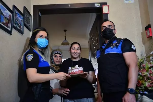 Son dakika haberi... Polisten, sokağa çıkamayan genç kıza doğum günü sürprizi Son dakika haberi... Polisten, sokağa çıkamayan genç kıza doğum günü sürprizi