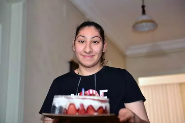 Son dakika haberi... Polisten, sokağa çıkamayan genç kıza doğum günü sürprizi Son dakika haberi... Polisten, sokağa çıkamayan genç kıza doğum günü sürprizi