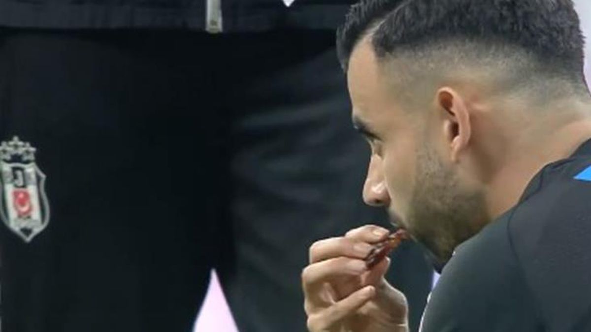 Rachid Ghezzal sahanın ortasında hurmayla orucunu açtı