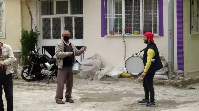 Ramazan davulcuları bahşişlerini toplamaya başladı Ramazan davulcuları bahşişlerini toplamaya başladı