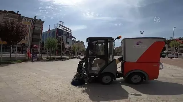 Safranbolu'da kadın temizlik görevlileri 1 Mayıs'ı çalışarak geçiriyor Safranbolu'da kadın temizlik görevlileri 1 Mayıs'ı çalışarak geçiriyor