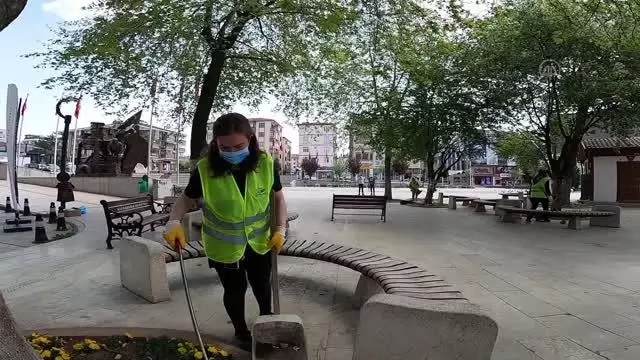 Safranbolu'da kadın temizlik görevlileri 1 Mayıs'ı çalışarak geçiriyor