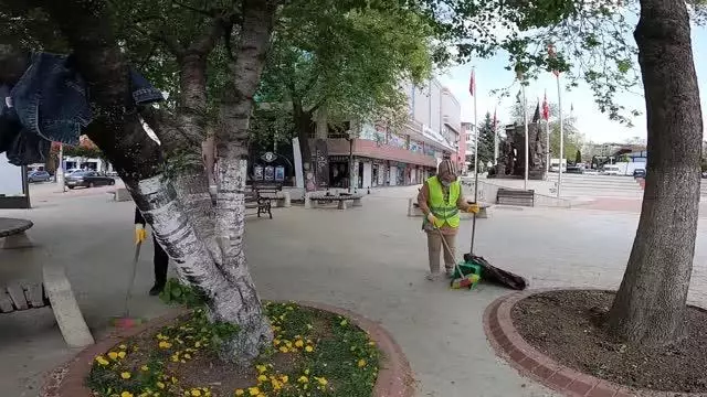 Safranbolu'da kadın temizlik görevlileri 1 Mayıs'ı çalışarak geçiriyor