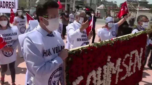Sağlık Hizmetleri Sendikası temsilcileri Taksim'e çelenk bıraktı Sağlık Hizmetleri Sendikası temsilcileri Taksim'e çelenk bıraktı