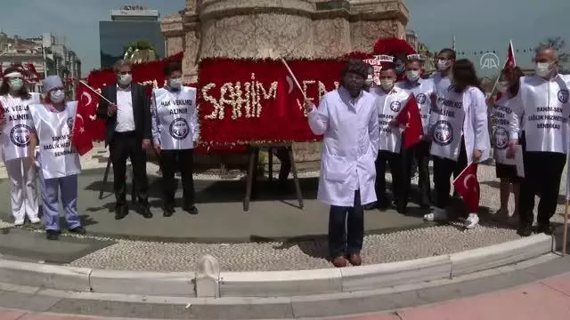 Sağlık Hizmetleri Sendikası temsilcileri Taksim'e çelenk bıraktı